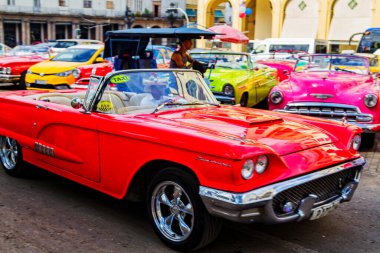 HAVANA, CUBA - 18 Kasım 2017: Havana, Küba sokaklarında eski renkli klasik araba. Ambargo nedeniyle Amerikan arabaları hala kullanılıyor ve turistler için taksi veya taşımacılık görevi görüyor.