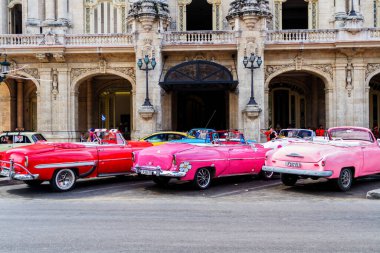 HAVANA, CUBA - 18 Kasım 2017: Havana, Küba sokaklarında eski renkli klasik araba. Ambargo nedeniyle Amerikan arabaları hala kullanılıyor ve turistler için taksi veya taşımacılık görevi görüyor.