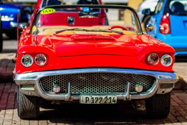 HAVANA, CUBA - 18 Kasım 2017: Havana, Küba sokaklarında eski renkli klasik araba. Ambargo nedeniyle Amerikan arabaları hala kullanılıyor ve turistler için taksi veya taşımacılık görevi görüyor.
