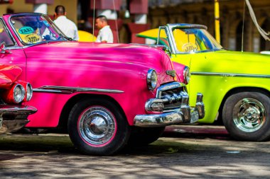 HAVANA, CUBA - 18 Kasım 2017: Havana, Küba sokaklarında eski renkli klasik araba. Ambargo nedeniyle Amerikan arabaları hala kullanılıyor ve turistler için taksi veya taşımacılık görevi görüyor.