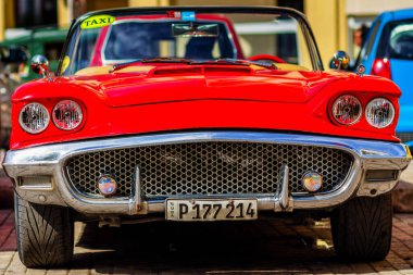 HAVANA, CUBA - 18 Kasım 2017: Havana, Küba sokaklarında eski renkli klasik araba. Ambargo nedeniyle Amerikan arabaları hala kullanılıyor ve turistler için taksi veya taşımacılık görevi görüyor.