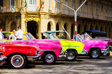HAVANA, CUBA - 18 Kasım 2017: Havana, Küba sokaklarında eski renkli klasik araba. Ambargo nedeniyle Amerikan arabaları hala kullanılıyor ve turistler için taksi veya taşımacılık görevi görüyor.