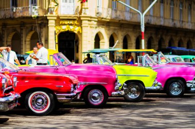 HAVANA, CUBA - 18 Kasım 2017: Havana, Küba sokaklarında eski renkli klasik araba. Ambargo nedeniyle Amerikan arabaları hala kullanılıyor ve turistler için taksi veya taşımacılık görevi görüyor.