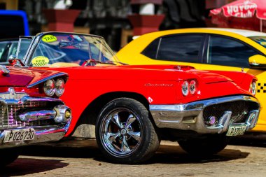 HAVANA, CUBA - 18 Kasım 2017: Havana, Küba sokaklarında eski renkli klasik araba. Ambargo nedeniyle Amerikan arabaları hala kullanılıyor ve turistler için taksi veya taşımacılık görevi görüyor.