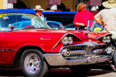 HAVANA, CUBA - 18 Kasım 2017: Havana, Küba sokaklarında eski renkli klasik araba. Ambargo nedeniyle Amerikan arabaları hala kullanılıyor ve turistler için taksi veya taşımacılık görevi görüyor.