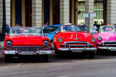 HAVANA, CUBA - 18 Kasım 2017: Havana, Küba sokaklarında eski renkli klasik araba. Ambargo nedeniyle Amerikan arabaları hala kullanılıyor ve turistler için taksi veya taşımacılık görevi görüyor.