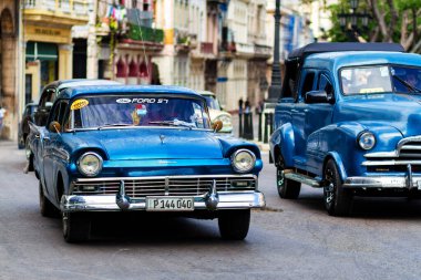 HAVANA, CUBA - 18 Kasım 2017: Havana, Küba sokaklarında eski renkli klasik araba. Ambargo nedeniyle Amerikan arabaları hala kullanılıyor ve turistler için taksi veya taşımacılık görevi görüyor.