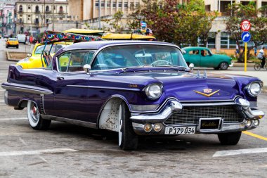 HAVANA, CUBA - 18 Kasım 2017: Havana, Küba sokaklarında eski renkli klasik araba. Ambargo nedeniyle Amerikan arabaları hala kullanılıyor ve turistler için taksi veya taşımacılık görevi görüyor.