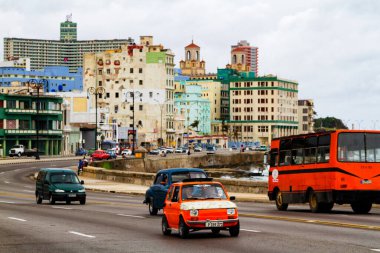 HAVANA, CUBA - 15 Kasım 2017: Küba 'nın başkenti Havana' daki ünlü Malecon Bulvarı boyunca eski klasik klasik arabalar trafikte ilerliyor.