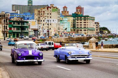 HAVANA, CUBA - 15 Kasım 2017: Küba 'nın başkenti Havana' daki ünlü Malecon Bulvarı boyunca eski klasik klasik arabalar trafikte ilerliyor.