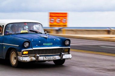 HAVANA, CUBA - 15 Kasım 2017: Küba 'nın başkenti Havana' daki ünlü Malecon Bulvarı boyunca eski klasik klasik arabalar trafikte ilerliyor.