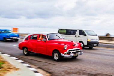 HAVANA, CUBA - 15 Kasım 2017: Küba 'nın başkenti Havana' daki ünlü Malecon Bulvarı boyunca eski klasik klasik arabalar trafikte ilerliyor.