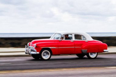 HAVANA, CUBA - 15 Kasım 2017: Küba 'nın başkenti Havana' daki ünlü Malecon Bulvarı boyunca eski klasik klasik arabalar trafikte ilerliyor.