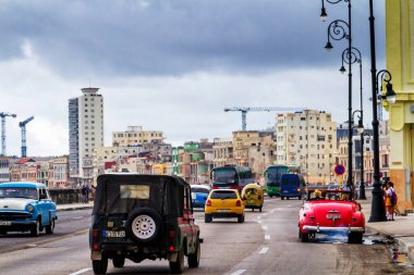 HAVANA, CUBA - 15 Kasım 2017: Küba 'nın başkenti Havana' daki ünlü Malecon Bulvarı boyunca eski klasik klasik arabalar trafikte ilerliyor.