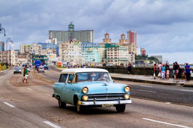 HAVANA, CUBA - 15 Kasım 2017: Küba 'nın başkenti Havana' daki ünlü Malecon Bulvarı boyunca eski klasik klasik arabalar trafikte ilerliyor.