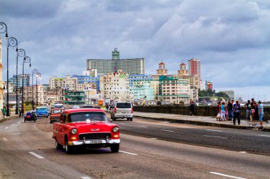 HAVANA, CUBA - 15 Kasım 2017: Küba 'nın başkenti Havana' daki ünlü Malecon Bulvarı boyunca eski klasik klasik arabalar trafikte ilerliyor.