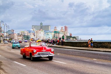 HAVANA, CUBA - 15 Kasım 2017: Küba 'nın başkenti Havana' daki ünlü Malecon Bulvarı boyunca eski klasik klasik arabalar trafikte ilerliyor.