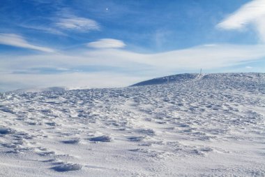 Dağlar manzaralı. Bieszczady Ulusal Parkı 'nda kışın otlak ve orman manzarası. Karpat Dağları manzarası, Polonya. Szeroki Wierch, Tarnica, Polonina Carynska ve Wetlinska 'ya giden yol.