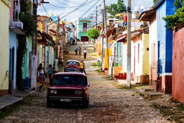 Trinidad Cuba Listopad 2017 Typowa Scena Uliczna Ludźmi Starymi Samochodami — Zdjęcie stockowe
