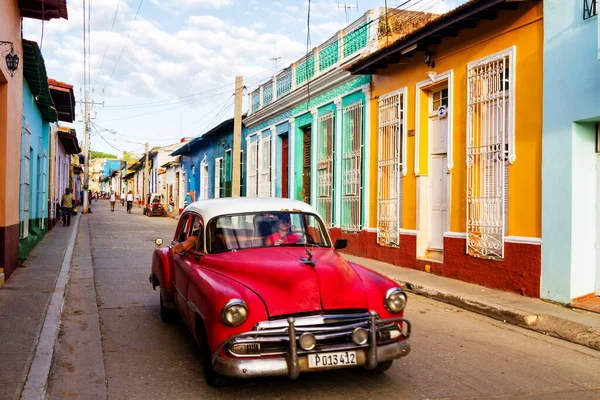 特里娜德 2017年11月22日 典型的街道场景 旧车和五彩斑斓的建筑物 特立尼达是一个受欢迎的旅游胜地 以其建筑风格和老式风格而闻名 — 图库照片