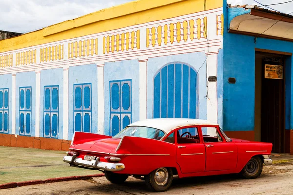 Trinidad Cuba 2017年11月22日 古い車やカラフルな建物と典型的なストリートシーン トリニダードは人気のある観光地であり その建築とヴィンテージスタイルで有名です — ストック写真