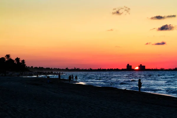瓦拉德洛 2017年11月28日 古巴著名的瓦拉德洛海滩 蓝绿色的海洋和云彩笼罩着天空 日落时间 — 图库照片