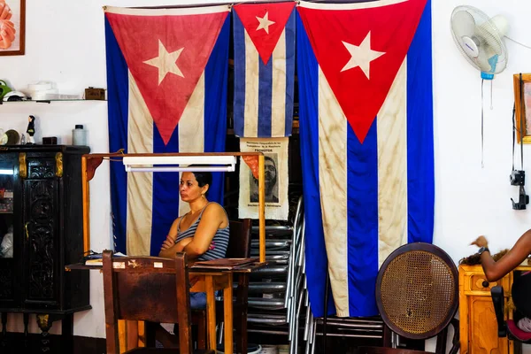 哈瓦那 2017年11月27日 古巴一家工厂的妇女坐在桌子后面 打着古巴国旗 — 图库照片
