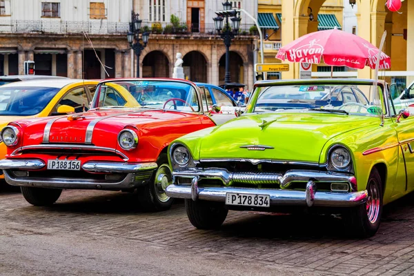 Habana Cuba Noviembre 2017 Viejos Coches Clásicos Coloridos Las Calles — Foto de Stock