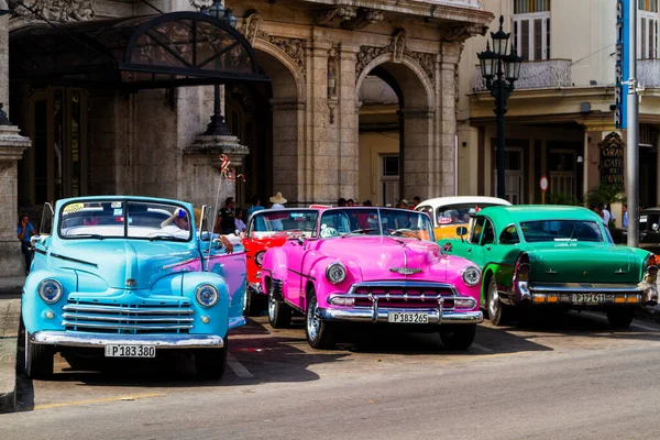 Habana Cuba Noviembre 2017 Viejos Coches Clásicos Coloridos Las Calles —  Fotos de Stock