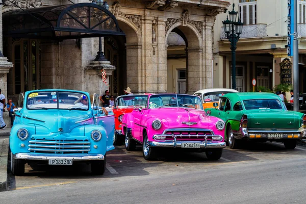 Habana Cuba Noviembre 2017 Viejos Coches Clásicos Coloridos Las Calles — Foto de Stock