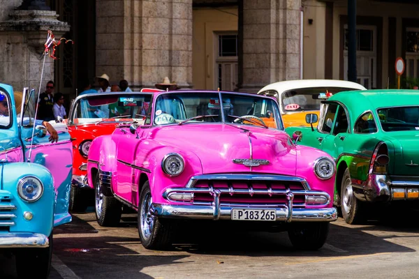 Havana Cuba November 2017 Gammal Färgglad Vintage Klassisk Bil Gatorna — Stockfoto