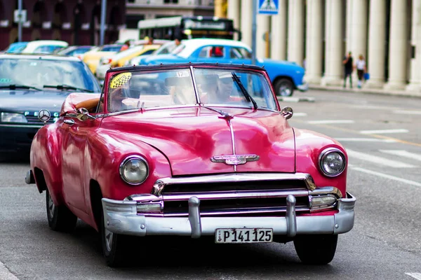 Havana Cuba 2017年11月18日 キューバのハバナの通りにある古いカラフルなヴィンテージクラシックカー 禁輸のためのアメリカ車はまだ使用され 観光客のためのタクシーや交通機関として機能します — ストック写真