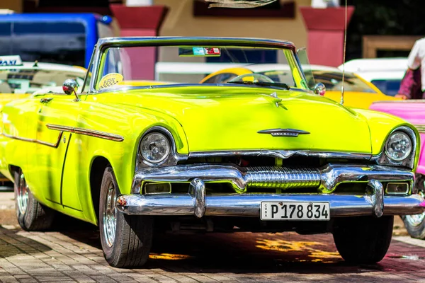 Havana Cuba Novembrie 2017 Vechea Mașină Clasică Epocă Colorată Străzile — Fotografie, imagine de stoc