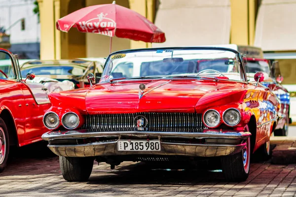 哈瓦那 2017年11月18日 古巴哈瓦那大街上的老式经典旧车 由于禁运 美国的汽车仍然被用作出租车或游客的交通工具 — 图库照片