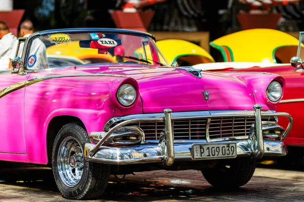 哈瓦那 2017年11月18日 古巴哈瓦那大街上的老式经典旧车 由于禁运 美国的汽车仍然被用作出租车或游客的交通工具 — 图库照片