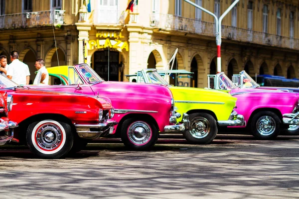 Havana Cuba Novembrie 2017 Vechea Mașină Clasică Epocă Colorată Străzile — Fotografie, imagine de stoc