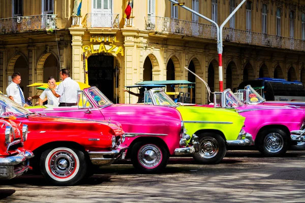 Havana Cuba November 2017 Gammal Färgglad Vintage Klassisk Bil Gatorna — Stockfoto