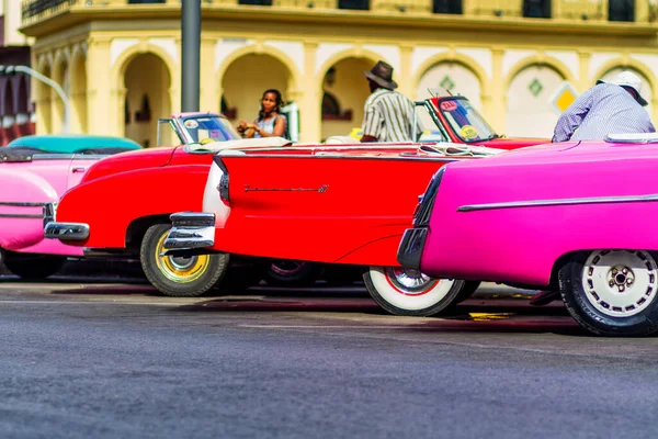 Havana Cuba Listopad 2017 Stary Kolorowy Zabytkowy Klasyczny Samochód Ulicach — Zdjęcie stockowe