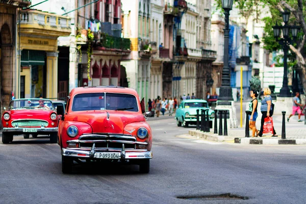 Havana Cuba 2017 Typická Pouliční Scéna Lidmi Starými Auty Barevnými — Stock fotografie