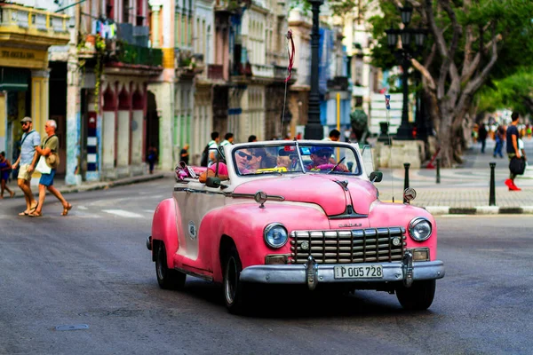 Havana Cuba Kasım 2017 Nsanlar Eski Arabalar Renkli Binaların Olduğu — Stok fotoğraf