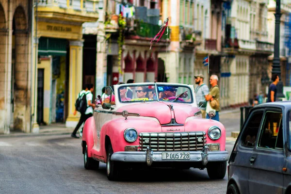 Havana Cuba Kasım 2017 Nsanlar Eski Arabalar Renkli Binaların Olduğu — Stok fotoğraf