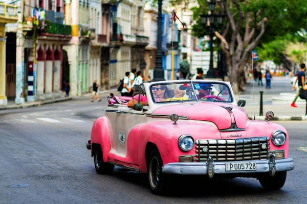 Havana Cuba Kasım 2017 Nsanlar Eski Arabalar Renkli Binaların Olduğu — Stok fotoğraf