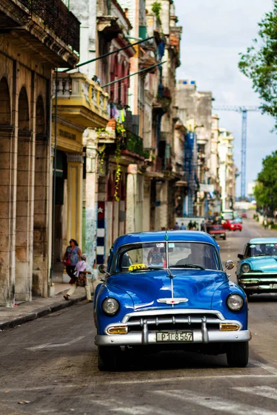 Habana Cuba Noviembre 2017 Escena Callejera Típica Con Gente Autos —  Fotos de Stock