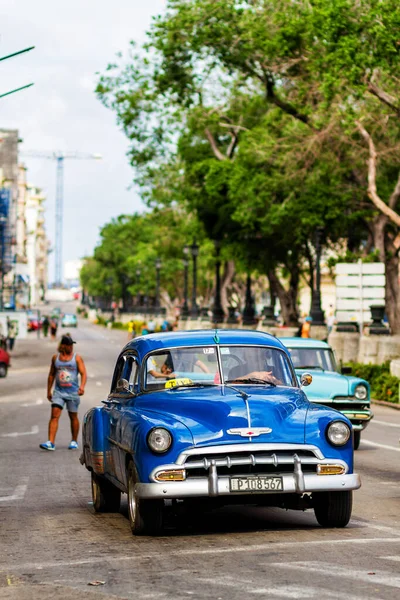 Habana Cuba Noviembre 2017 Escena Callejera Típica Con Gente Autos — Foto de Stock