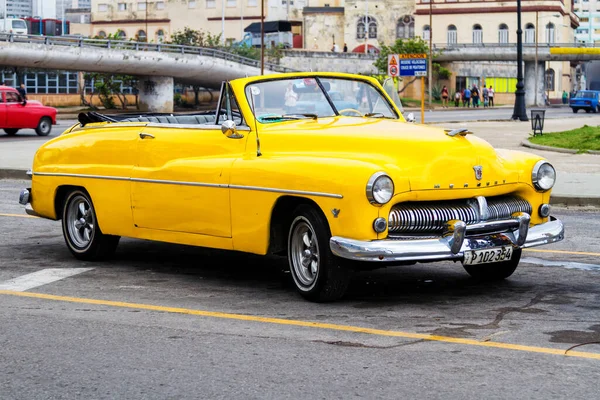 Havana Cuba November 2017 Gammal Färgglad Vintage Klassisk Bil Gatorna — Stockfoto