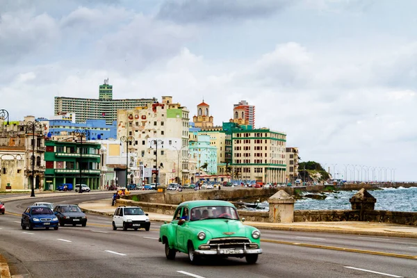 Havana Cuba Novembro 2017 Velhos Carros Antigos Clássicos Dirigem Trânsito — Fotografia de Stock