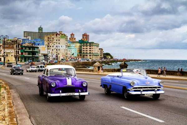 哈瓦那 2017年11月15日 古董车在古巴首都哈瓦那市中心著名的Malecon大街上行驶 — 图库照片