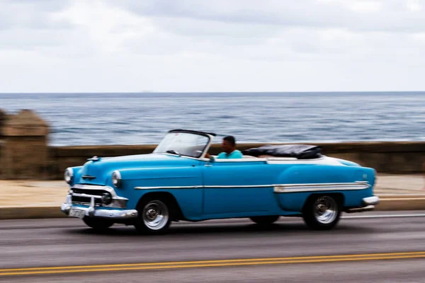 Havana Cuba Novembro 2017 Velhos Carros Antigos Clássicos Dirigem Trânsito — Fotografia de Stock