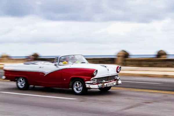 Havana Cuba November 2017 Gamla Klassiska Veteranbilar Kör Trafik Längs — Stockfoto