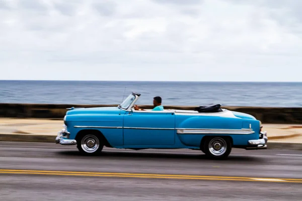 Havana Cuba Novembro 2017 Velhos Carros Antigos Clássicos Dirigem Trânsito — Fotografia de Stock